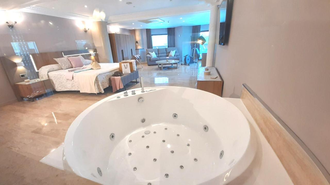 Hotel Nueva Plaza มาลีอันโย ภายนอก รูปภาพ