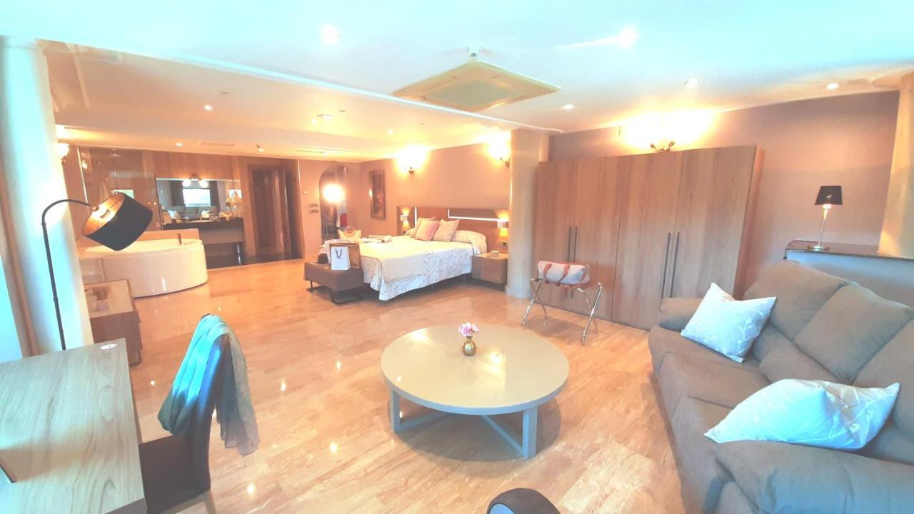 Hotel Nueva Plaza มาลีอันโย ภายนอก รูปภาพ